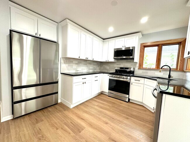 Building Photo - 1007 Pine St