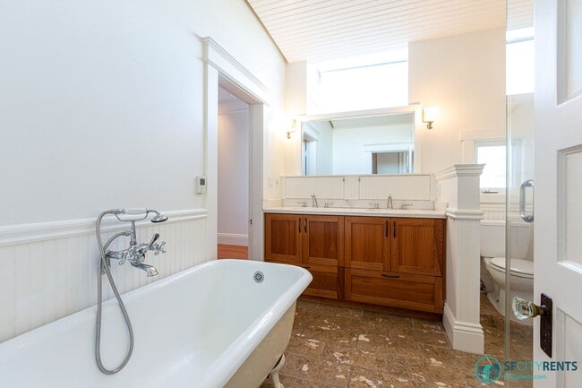 Building Photo - Potrero Hill: Remodeled Top Floor with City Views, Bonus Room & 2 Car Parking