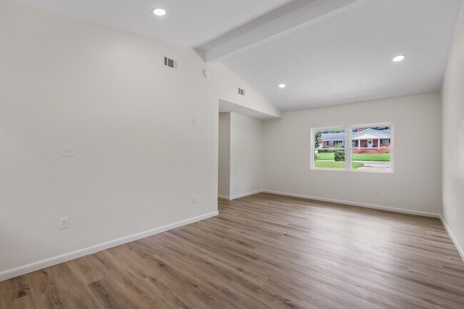 Building Photo - 2401 Jim Lee Rd