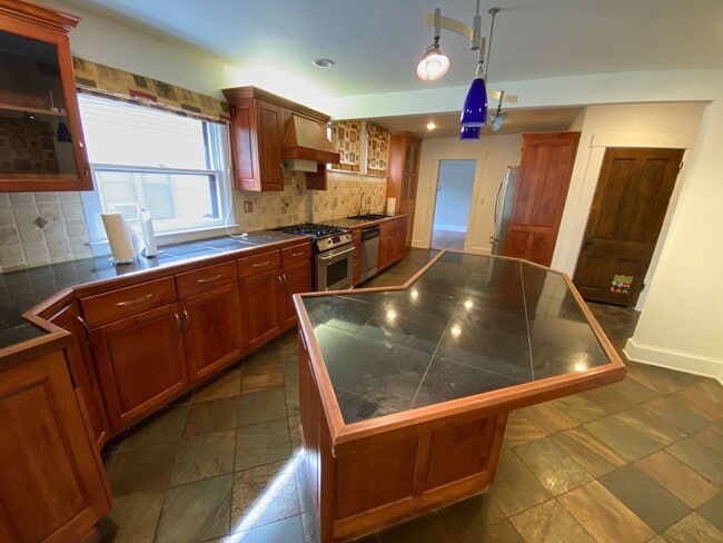 Building Photo - Short North - Victorian Village Single Family Brick House