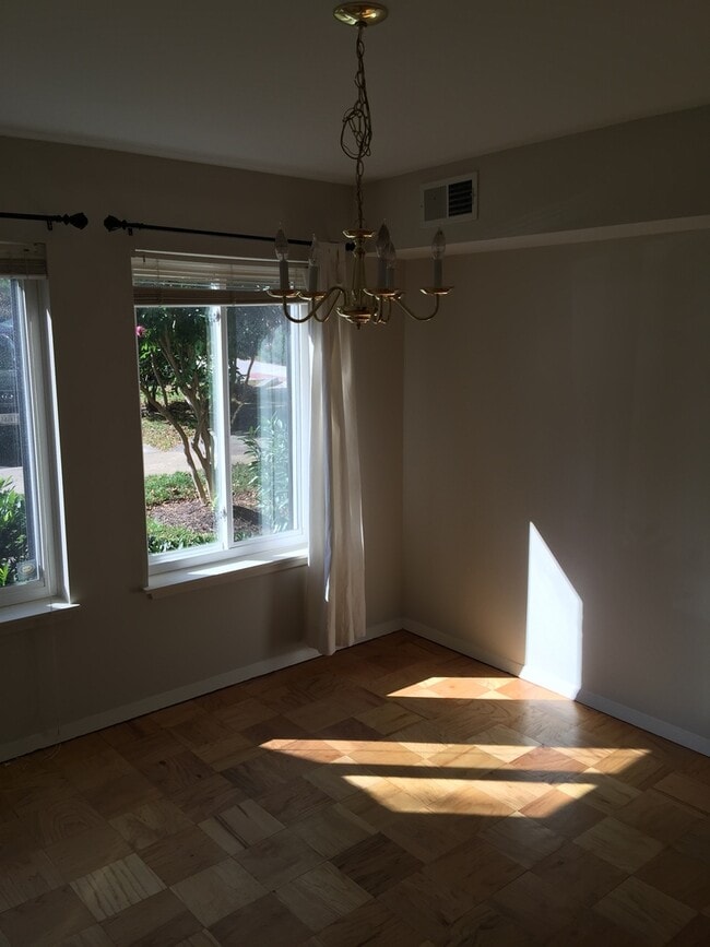 Building Photo - Large 2BR/1BA condo in gated community. Walking distance to Metro.