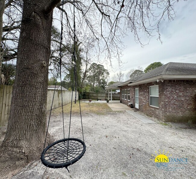 Building Photo - Prime Location: 4 Bedroom Home in Elliot Point Neighborhood, Fort Walton Beach!