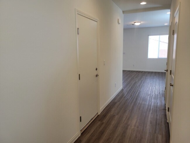 Building Photo - Beautiful 4 bedroom home!