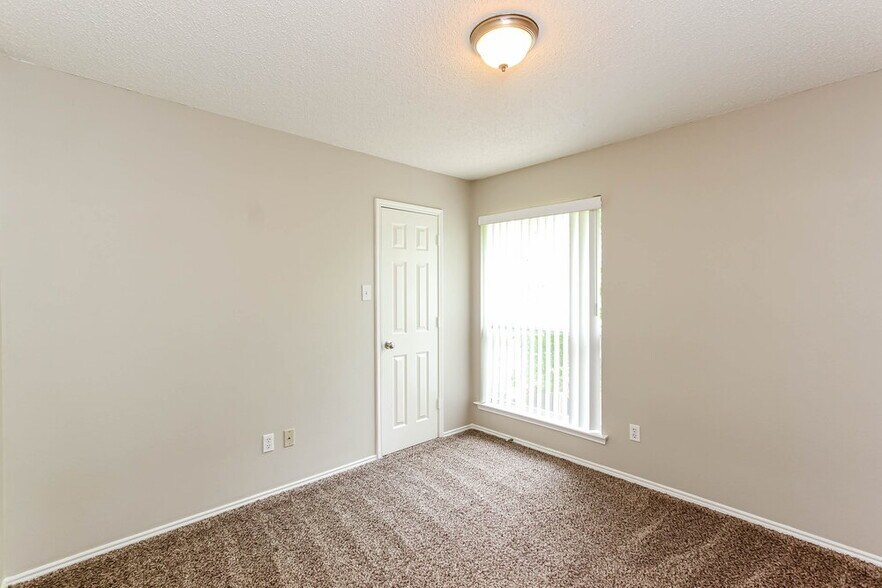 Building Photo - 3703 Sycamore Ln
