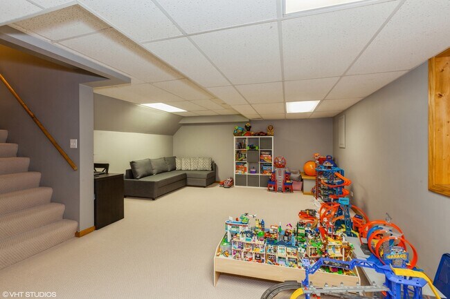 Building Photo - 724 Wildflower Cir