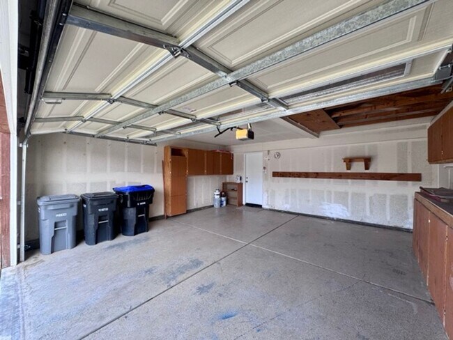 Building Photo - Spacious 4 Bedroom Home with a loft AND bo...