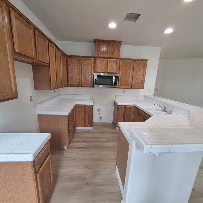 Building Photo - Single story Elk Grove home, 4 bedrooms, 2 baths; nice floor plan