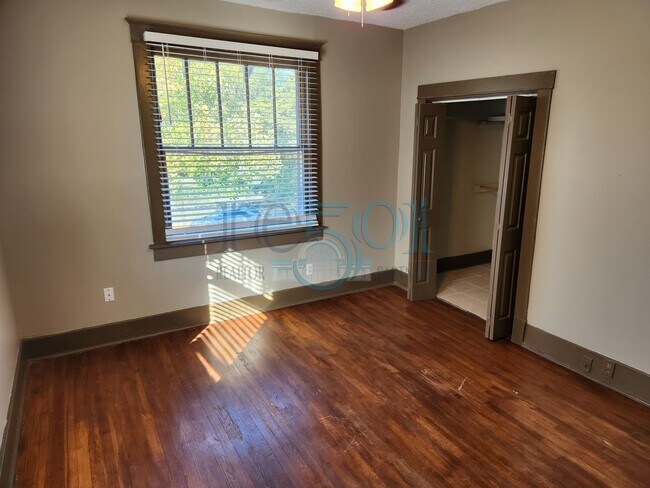 Building Photo - Historical 3 Bedroom 1 Bathroom!