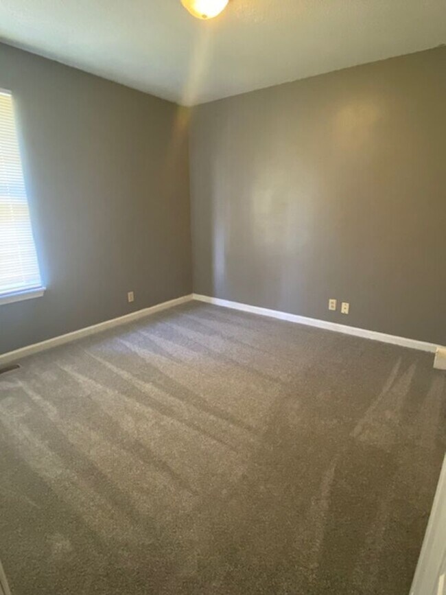Building Photo - Like New & Move in Ready