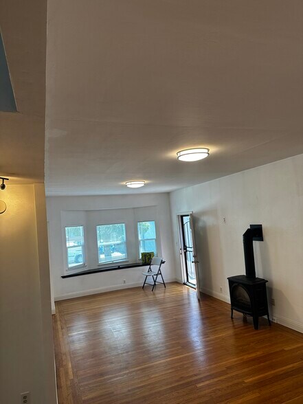 Building Photo - 932 60th St