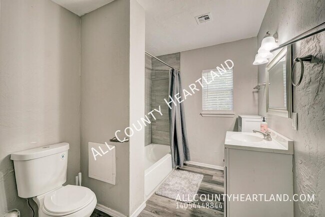 Building Photo - 625 Iowa St