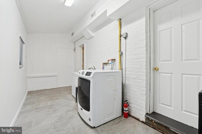 Building Photo - 614 Wises Mill Rd