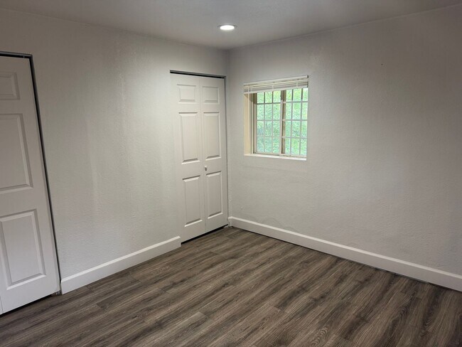 Building Photo - Updated Home Near KU Med