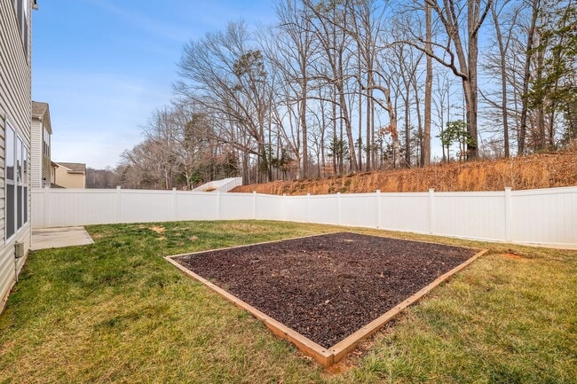 Building Photo - Newer Home in Reedy Fork, SS Appliance, Granite Counter-tops, Island, Office, Den, FP, Loft, Gara...