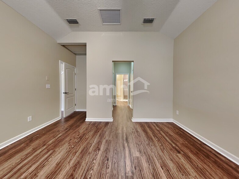Building Photo - 890 Thoroughbred Dr