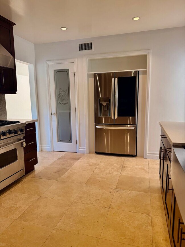 Building Photo - Gorgeous Tarzana Home