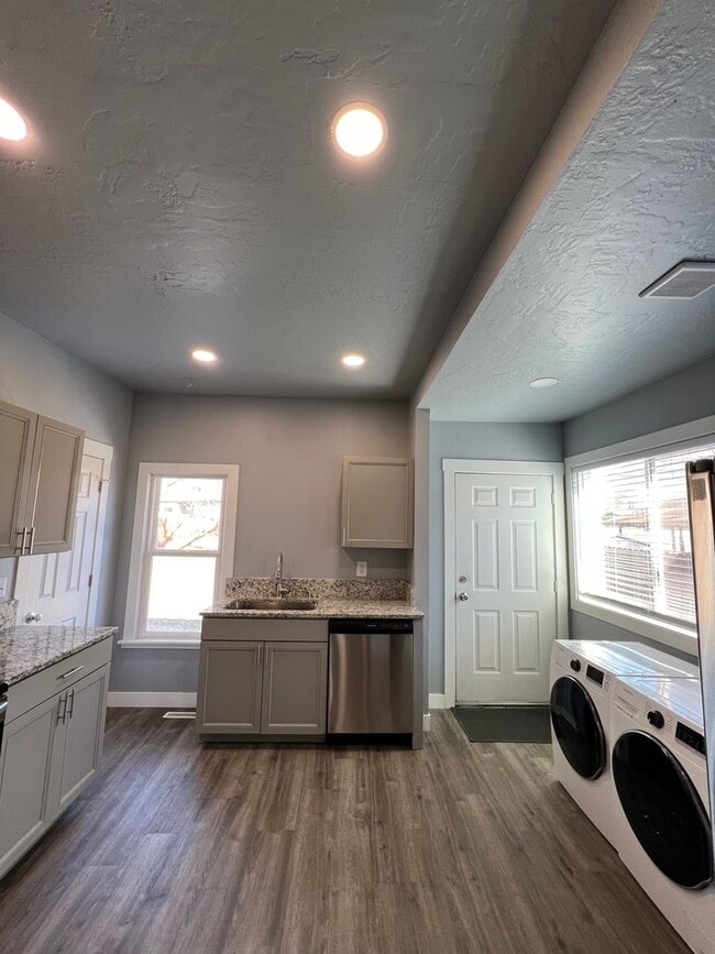 Building Photo - Charming 3 Bedroom 2 Bathroom House!!