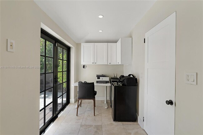 Building Photo - 100 E Dilido Dr