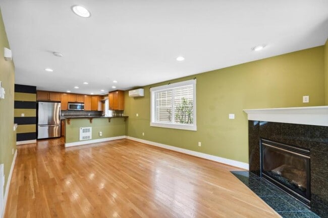 Building Photo - 3 bedroom in Seattle WA 98117