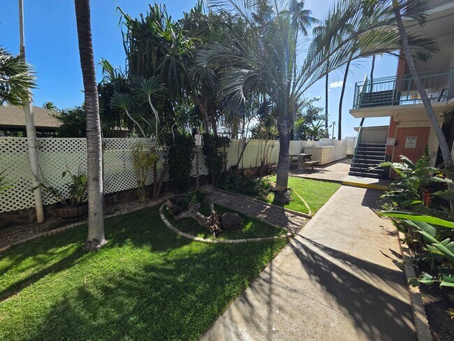 Building Photo - Ground floor Beach front Studio - Pokai Bay Beach Cabanas