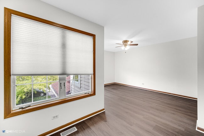Building Photo - 1202 S Parkside Dr