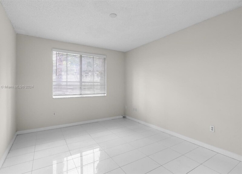 Building Photo - 2200 E Preserve Way