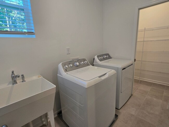 Building Photo - Stunning BRAND NEW 5 Bedroom / 4 Bath Home located in North Ridge