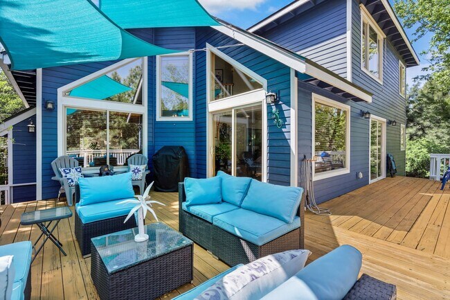 Building Photo - Beautiful bright home with large yard, fin...
