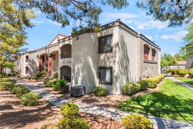 Building Photo - 950 Seven Hills Dr
