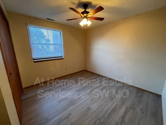 Building Photo - 2856 S Rogers Ave