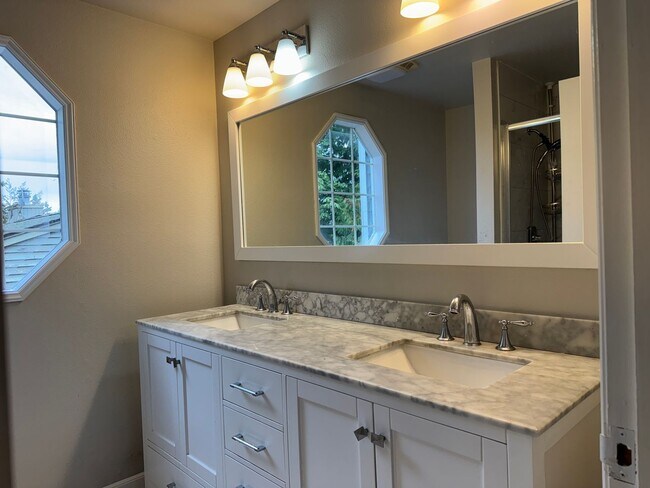 Building Photo - Beautiful Tri-level 3 beds, 2.5 baths plus...