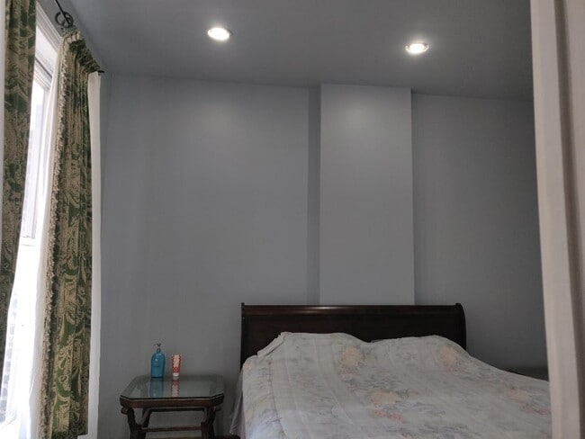 Building Photo - 708 S Oakley Blvd