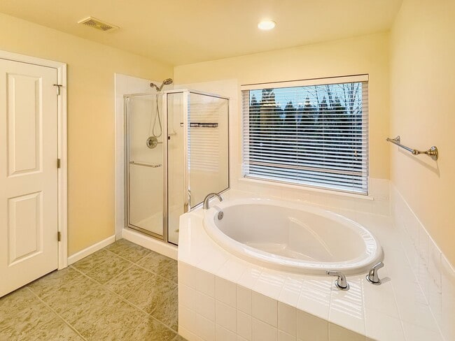 Building Photo - Spacious Rockport home in beautiful Bothell Community