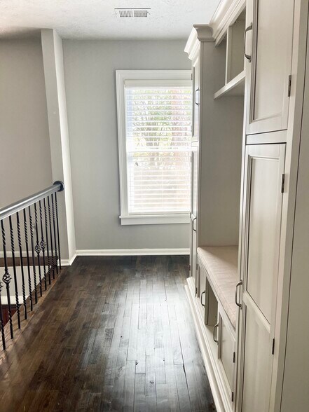 Building Photo - 915 Woodlawn Dr NE