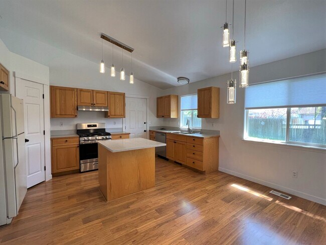 Building Photo - Beautiful 3 bed 2 bath home in the Haven Cove Subd just off Cherry Ln and N Ten Mile Rd