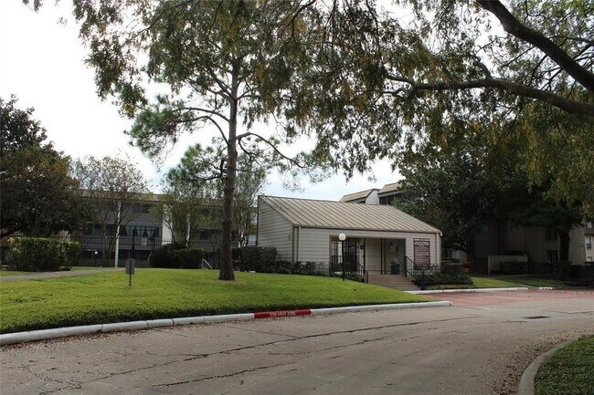 Building Photo - 10855 Meadowglen Ln