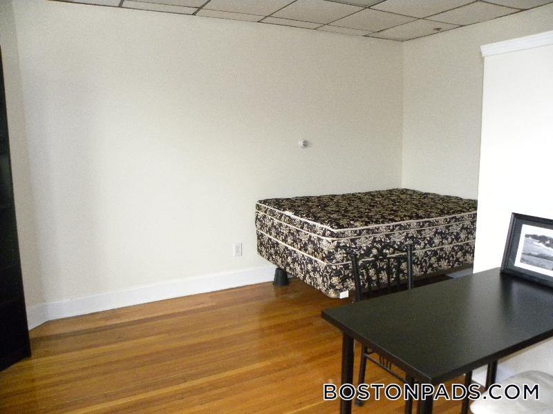 Building Photo - 879 Beacon St