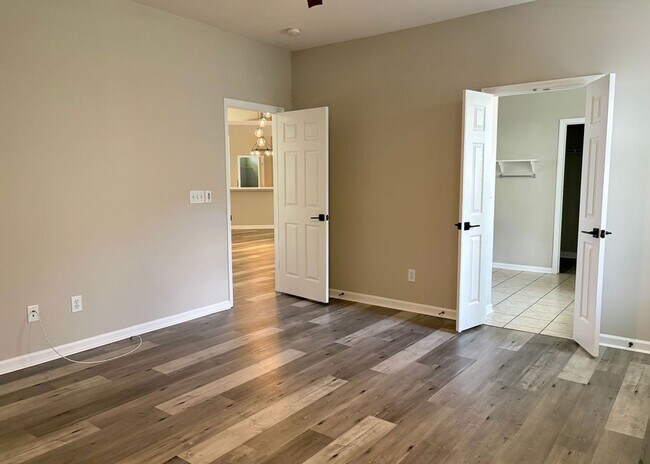 Building Photo - Available 7/9. Gorgeous, Fully Remodeled 3...