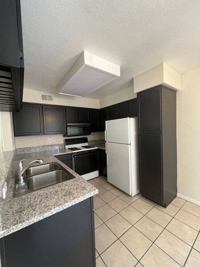 Building Photo - 1 Bedroom Condo Located in Canyon Willow!!