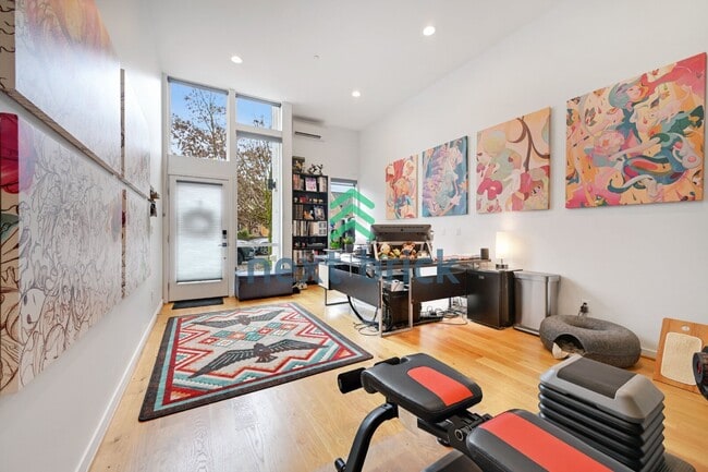 Building Photo - Charming 2-Bedroom Townhouse with 2.5 Baths and Spacious 1,510 Sq Ft in Seattle's Vibrant Neighbo...