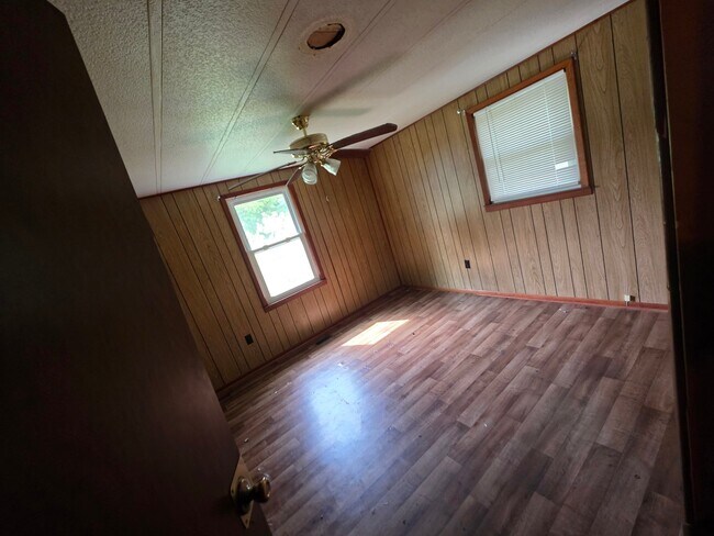 Building Photo - 5507 Russell Ave