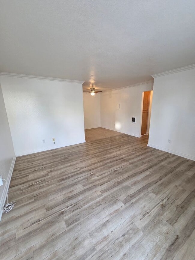 Building Photo - 2-Bed, 1-Bath Condo w/Pool