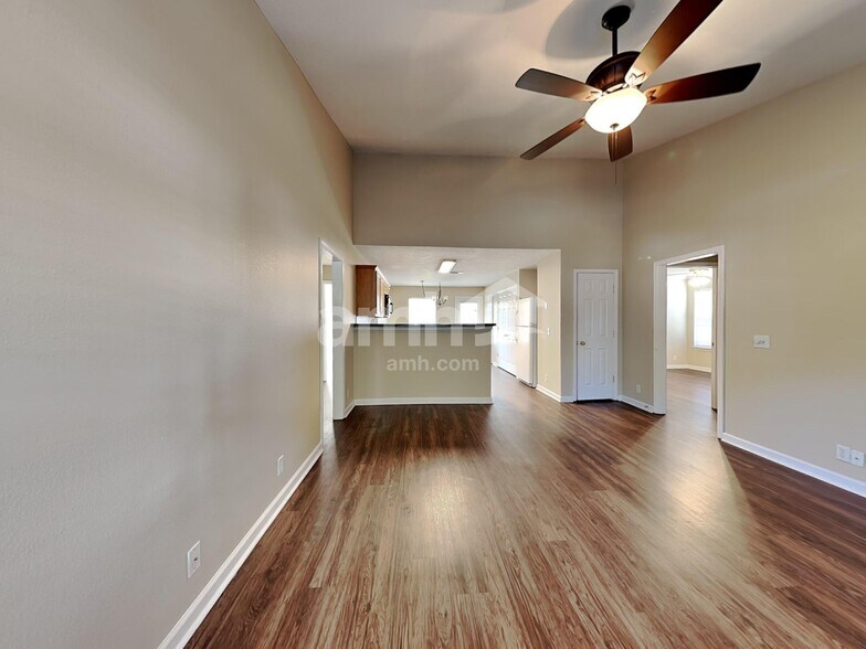 Building Photo - 1104 S Hampton Close