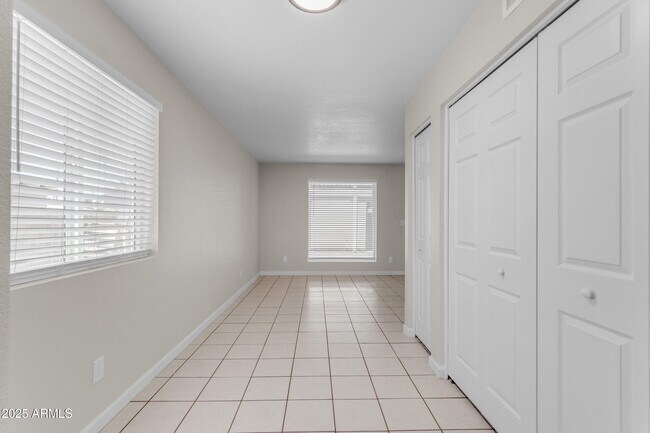 Building Photo - 834 N Cherry