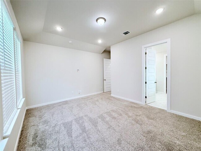 Building Photo - 133 Cintilar St