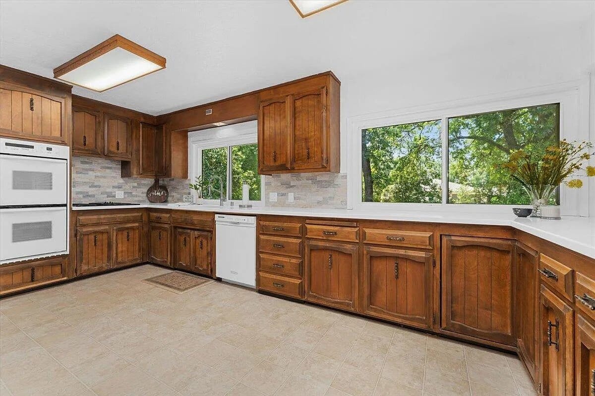 Building Photo - 2551 S Waverly Ave