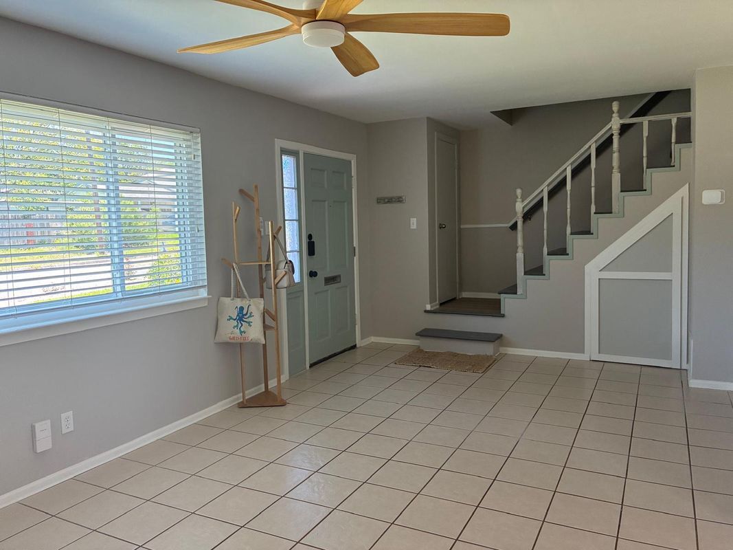 Building Photo - 105 W Silver Sands Dr