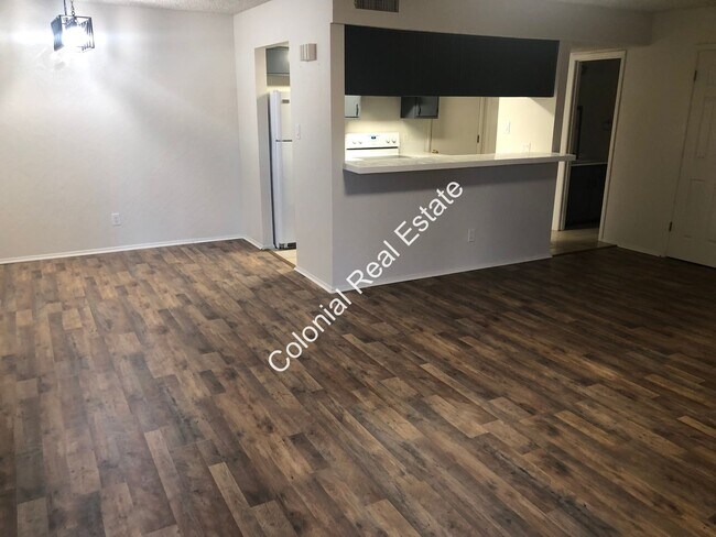Building Photo - 801 Laurelwood Dr