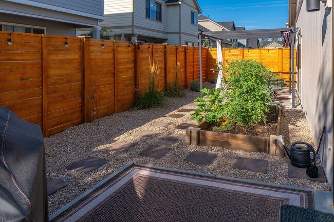 Building Photo - Furnished Spacious Home, Fully Equipped Kitchen, Garage Included