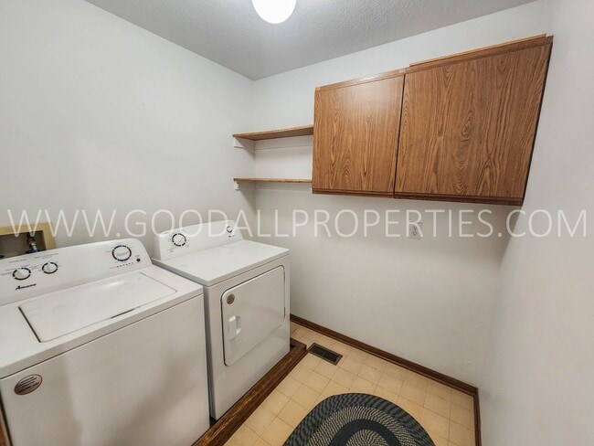 Building Photo - Executive 4 Bedroom Home in West Des Moine...